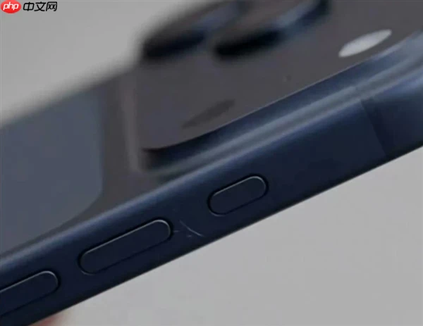 苹果线下店展出iPhone 17 Pro真机：已满身划痕！铝合金机身被吐槽质感差