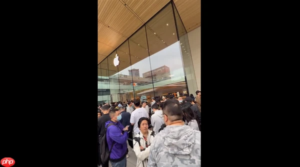 5999元起！iPhone17发售 直击北京苹果店：门口大排长龙 要首批拿到新机